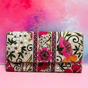 Vera Bradley magnetic Gallery wallet in tea garden used but good condition.